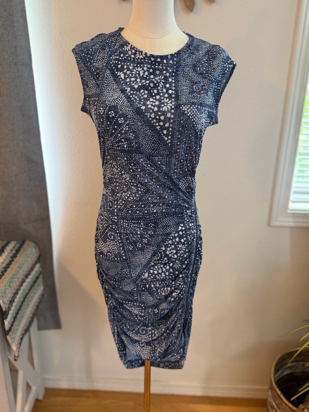 💙  BCBG Ruched side zip  Dress | Lace Print Bodycon Career Cocktail Dress M